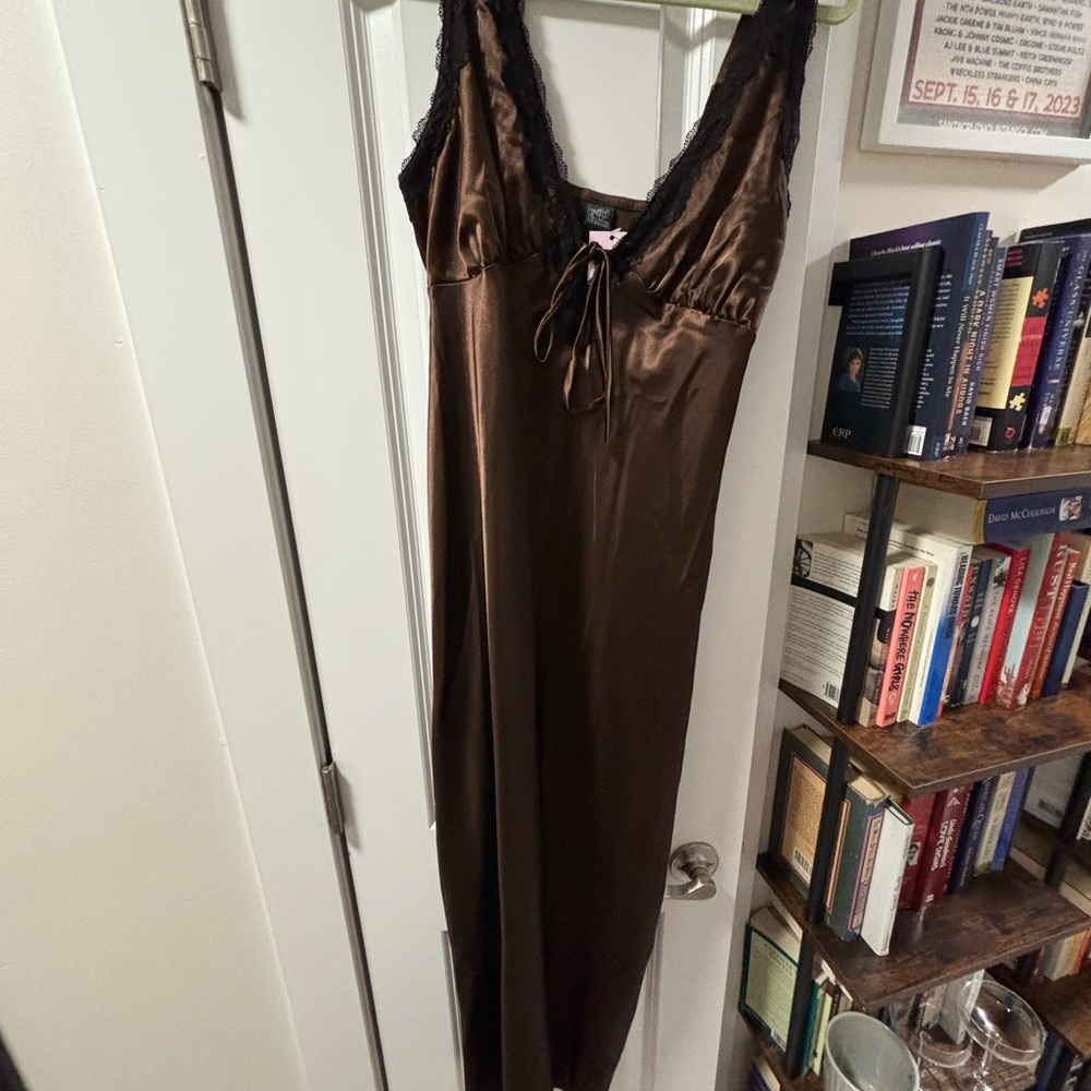 Elegant Brown Lace-Trimmed dress - Picture 3 of 3